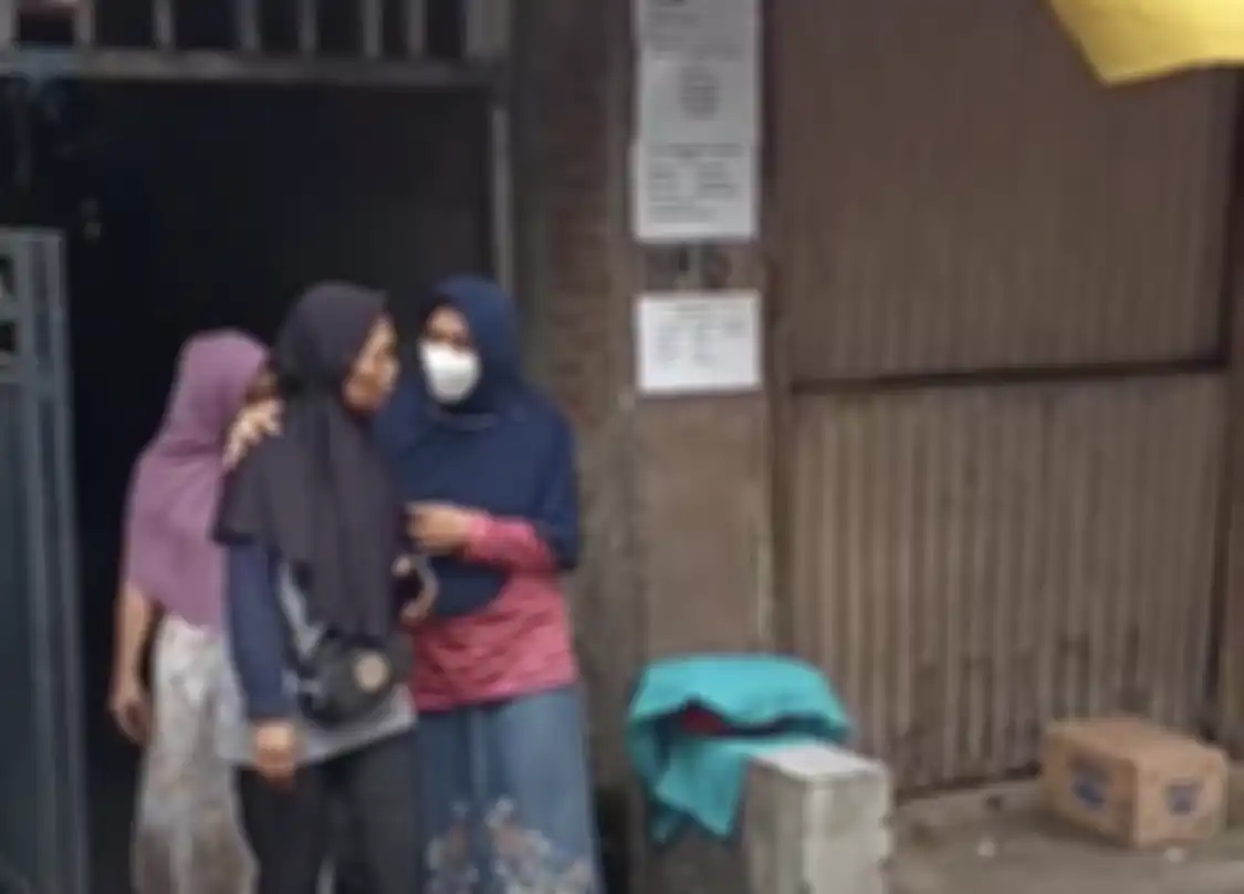 Balita korban kecelakaan maut di depan Menara Saidah merintih mencari ibunya. Foto jenazah kedua orang tuanya bikin netizen nyesek. 