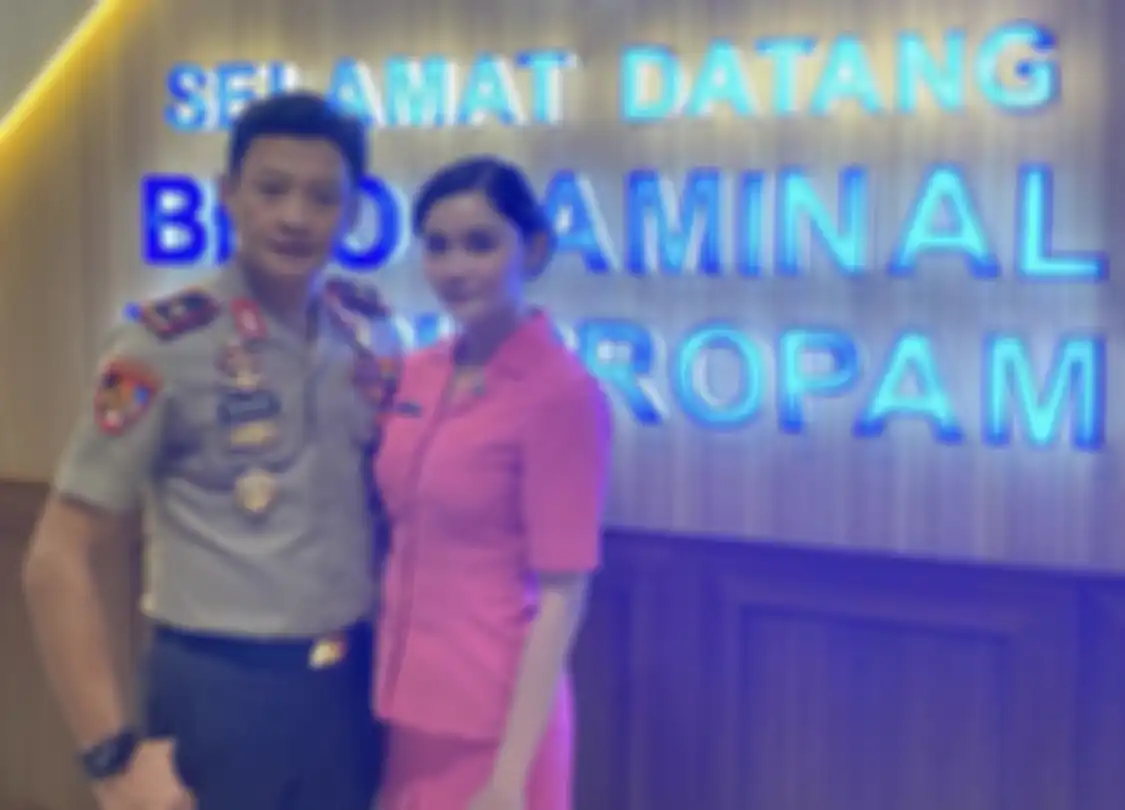 Brigjen Hendra Kurniawan yang sudah 17 tahun berkarir di Paminal Divisi Propam punya mobil pribadi dengan cara begini. Foto istrinya disorot.