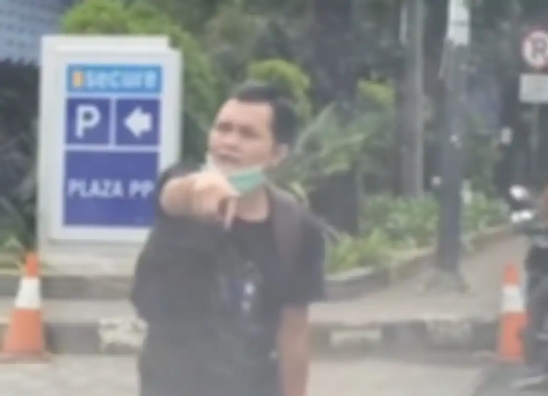 Foto tampang pelaku pemerasan dengan modus tabrak lari berasal dari tangkapan layar sebuah video yang beredar di media sosial Facebook.