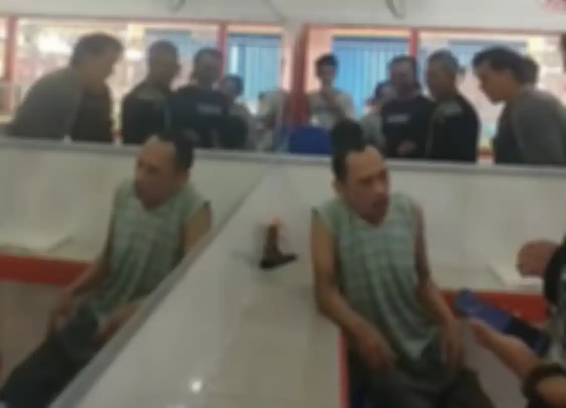 Bos warteg di Cikarang Bekasi nyaris dihajar massa yang geram atas perbuatan bejatnya. Pelaku diduga memerkosa pegawainya sendiri. 