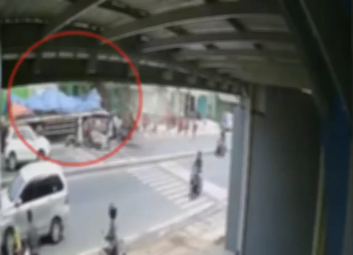 Sopir truk trailer maut di Bekasi tempuh perjalanan jauh dari sini, pantas diduga mengantuk. Foto CCTV kecelakaan maut bikin merinding.