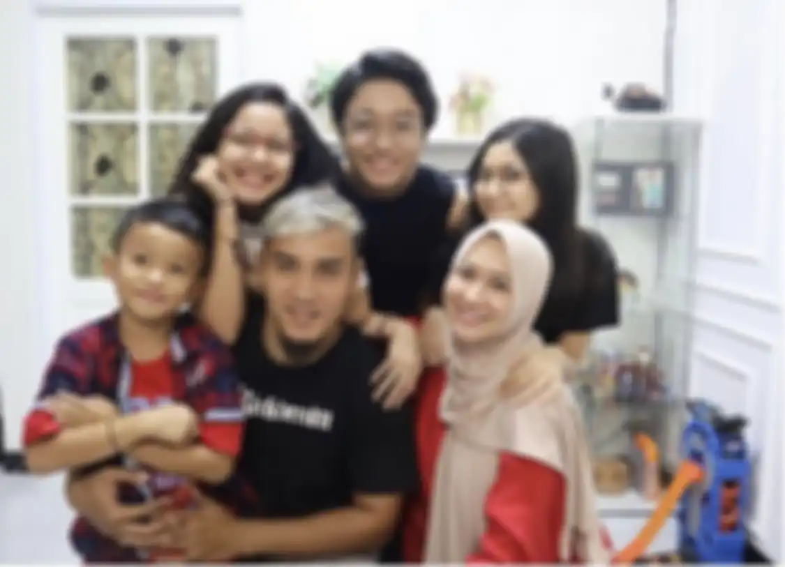 Gunawan Dwi Cahyo suami Okie Agustina mengungkapkan isi hati lewat foto bareng anak tirinya, Kiesha Alavro. 