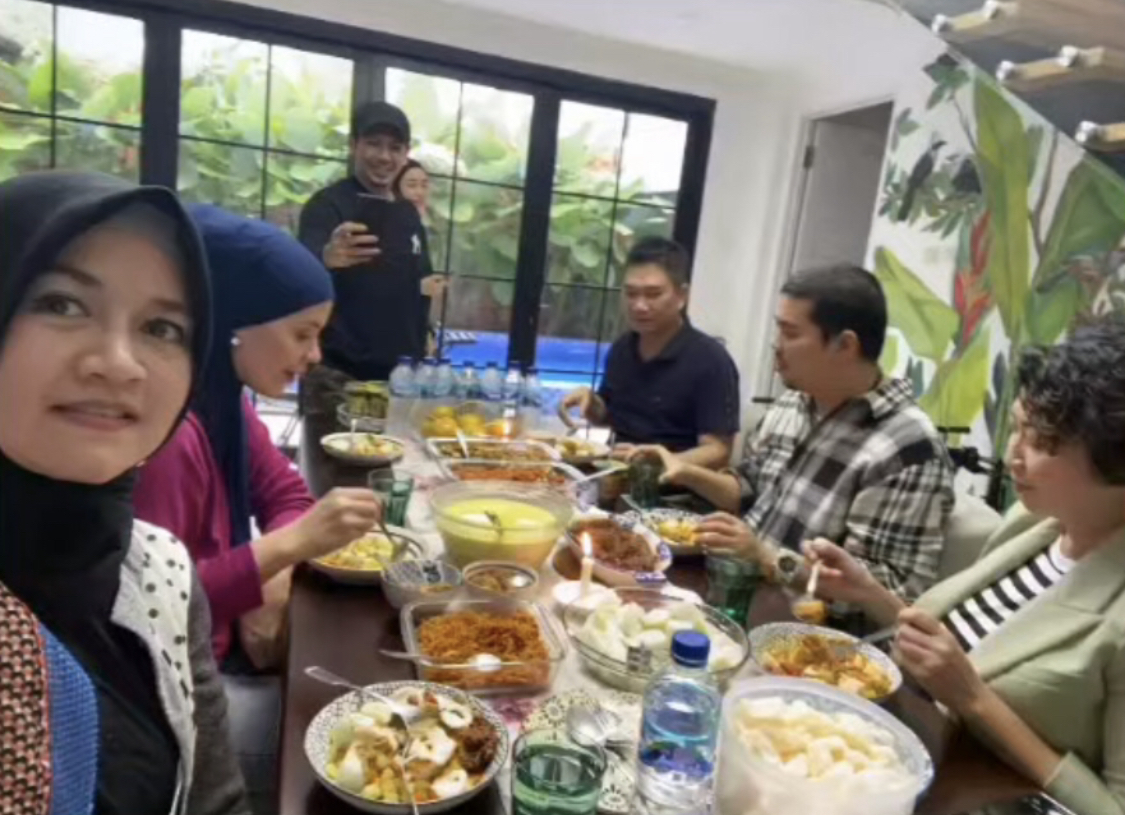 Momen pertemuan Bekti dan Dila setelah dua minggu pisah rumah. Mereka bersantap bersama.