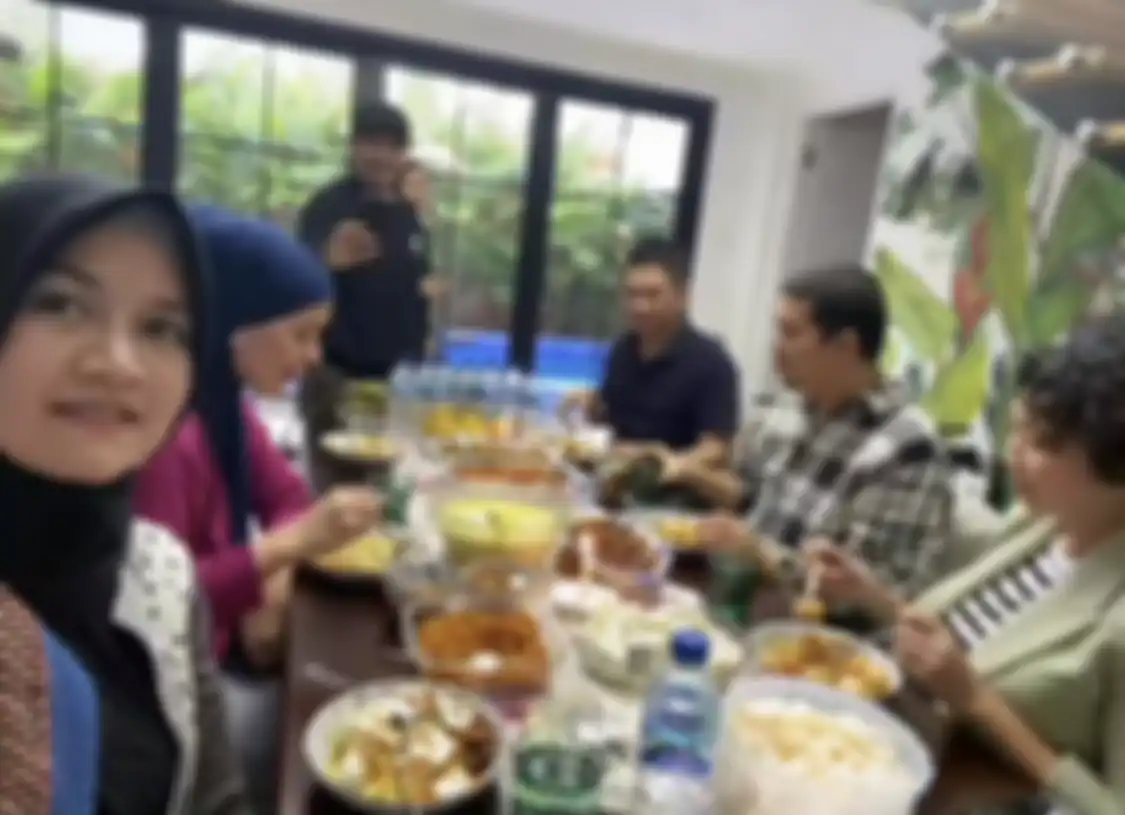 Momen pertemuan Bekti dan Dila setelah dua minggu pisah rumah. Mereka bersantap bersama.