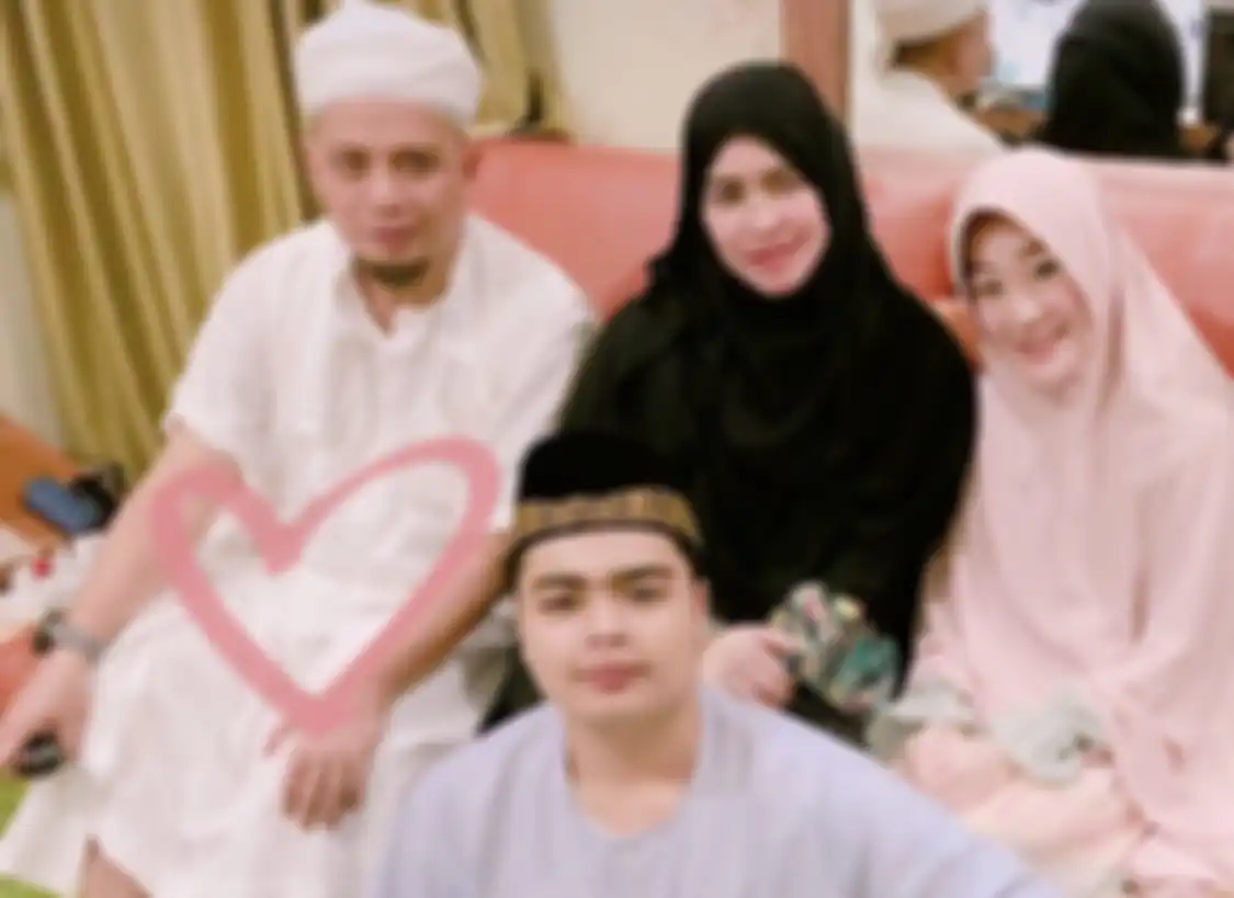 Setelah mendapatkan kabar Ameer Azzikra meninggal dunia, Larrissa Chou kembali mengunggah 5 foto kenangan almarhum. 