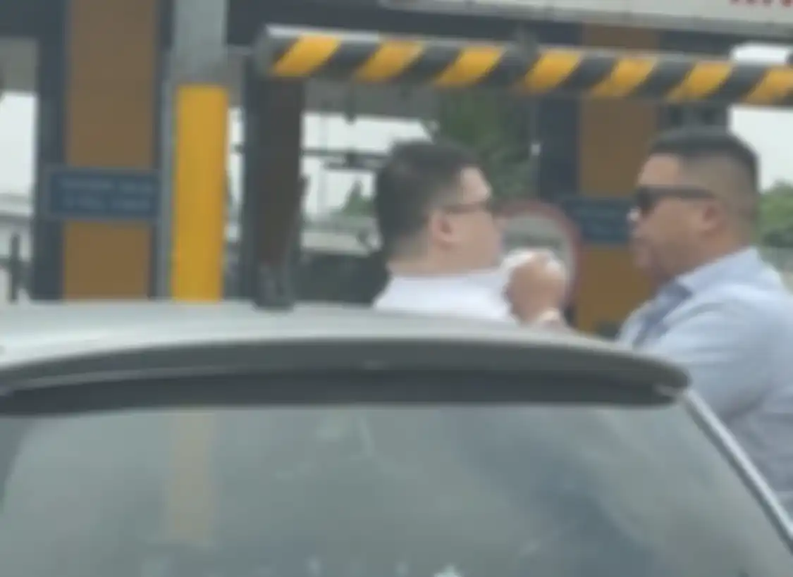Sosok pemilik Pajero arogan yang menampar pengemudi Yaris di tol sudah terkuak. Foto tampang sopirnya sengaja disebarkan. 