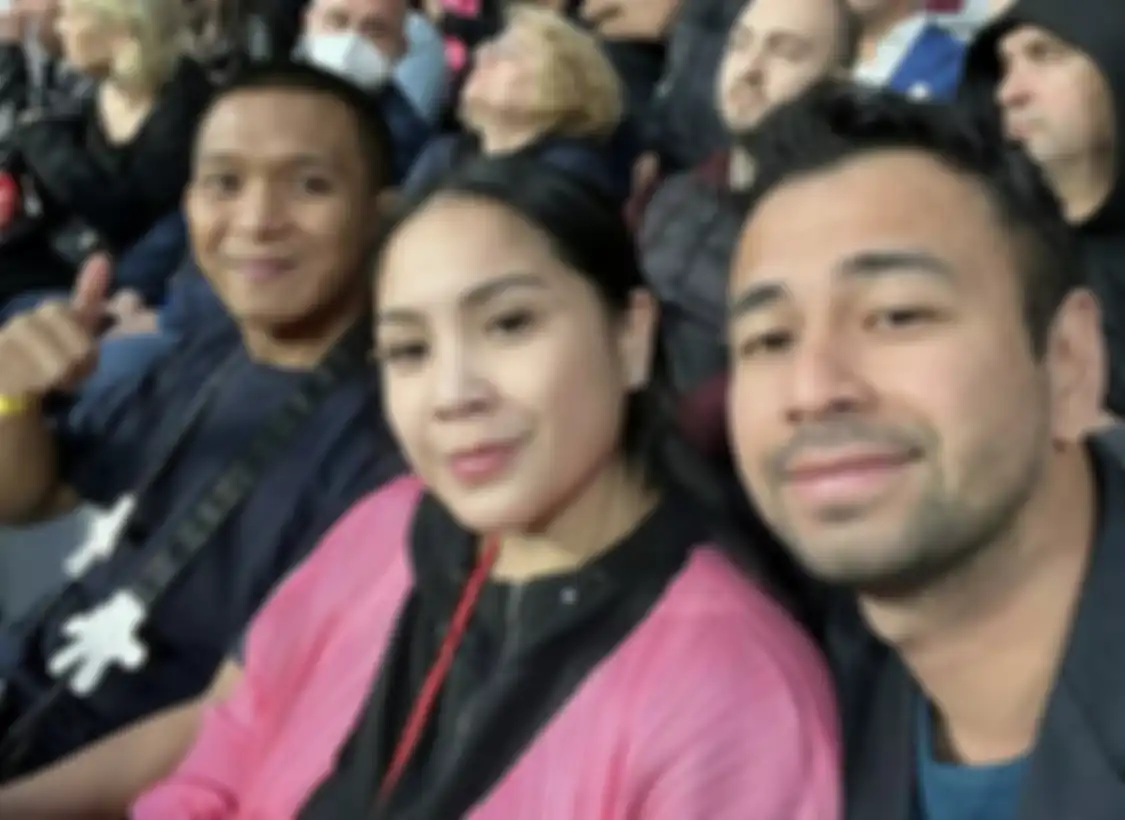 Nagita Slavina lega bisa kabur dari gosip Mimi Bayuh. Dia pamer foto mesra bareng Raffi Ahmad di Paris, Pengusaha tajir ini jadi penyelamatnya.