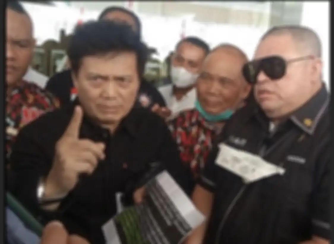 Mantan suami Iqlima Kim, Andre Yakub menantang Hotman Paris. Ternyata Andre punya profil begini. Foto wajahnya tersebar luas. 