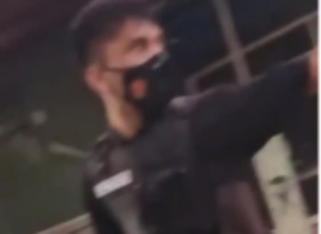 Pria yang menusuk ibu dan anak di Bekasi sudah ditangkap polisi. Foto tampangnya terekam dalam kamera video milik warga.