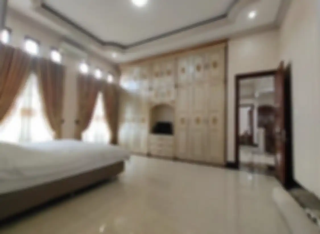 Dibanderol dengan harga selangit, desain dapur rumah mewah ini sengaja berada dekat garasi karena alasan begini. Intip foto interiornya.