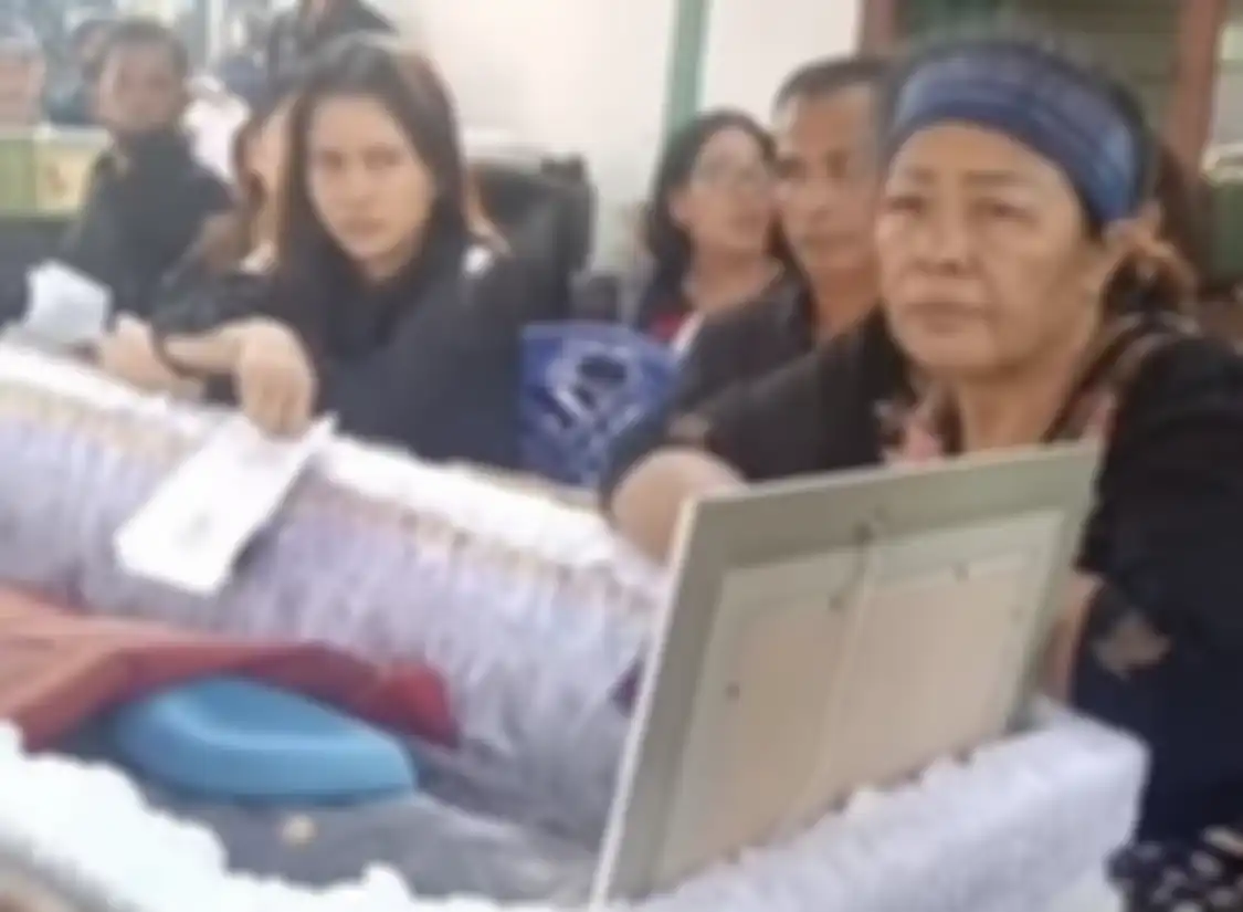 Rombongan petinggi Polri Brigjen Hendra Kurniawan masuk rumah keluarga Brigadir Yosua tanpa copot alas kaki. Begini foto buktinya.