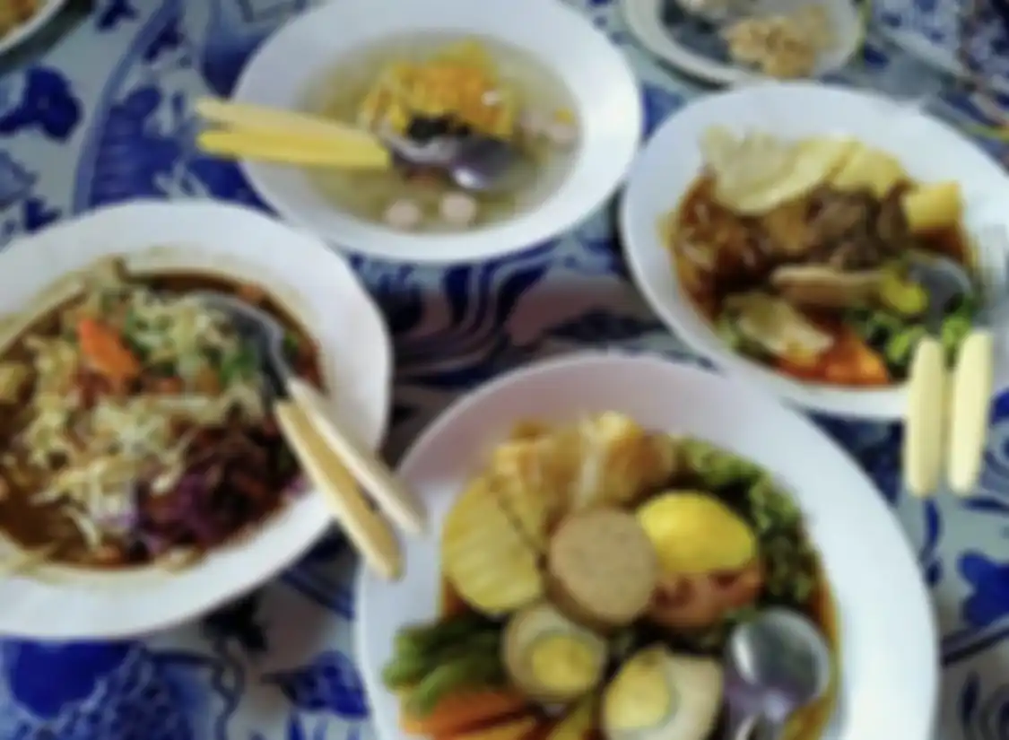 Jangan lagi ragu mendatangi 7 tempat wisata kuliner di Solo yang menyajikan menu selat cocok buat sarapan enak. Intip foto menunya.