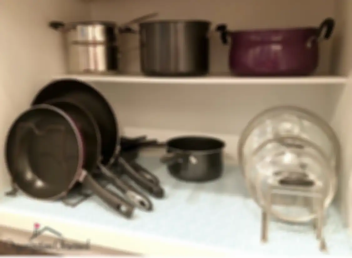 Perabotan di dapur sempit sengaja dibuat dengan penataan seperti begini biar terasa lega. Foto hasilnya diacungi jempol. 
