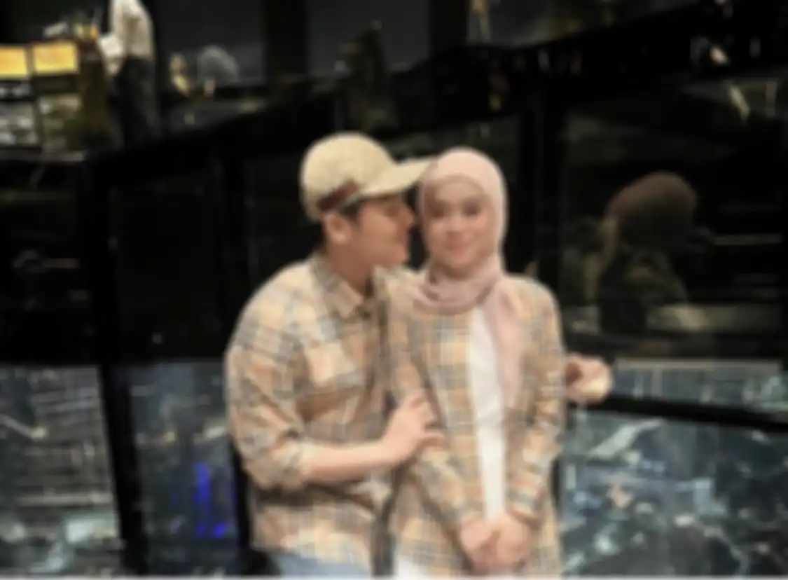 Foto fashion mewah yang dikenakan suami Lesti Kejora jadi sorotan. Perubahan gaya hidup Rizky Billar bikin kerabatnya terheran-heran.