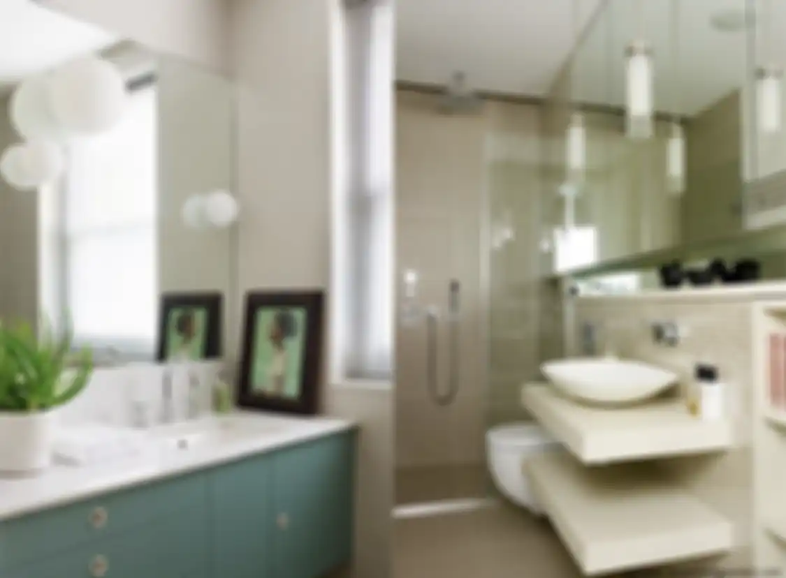 Desain kamar mandi sempit ini memiliki kelebihan dengan membuat pemilknya bebas bergerak. Foto interiornya ungkap trik rahasia.