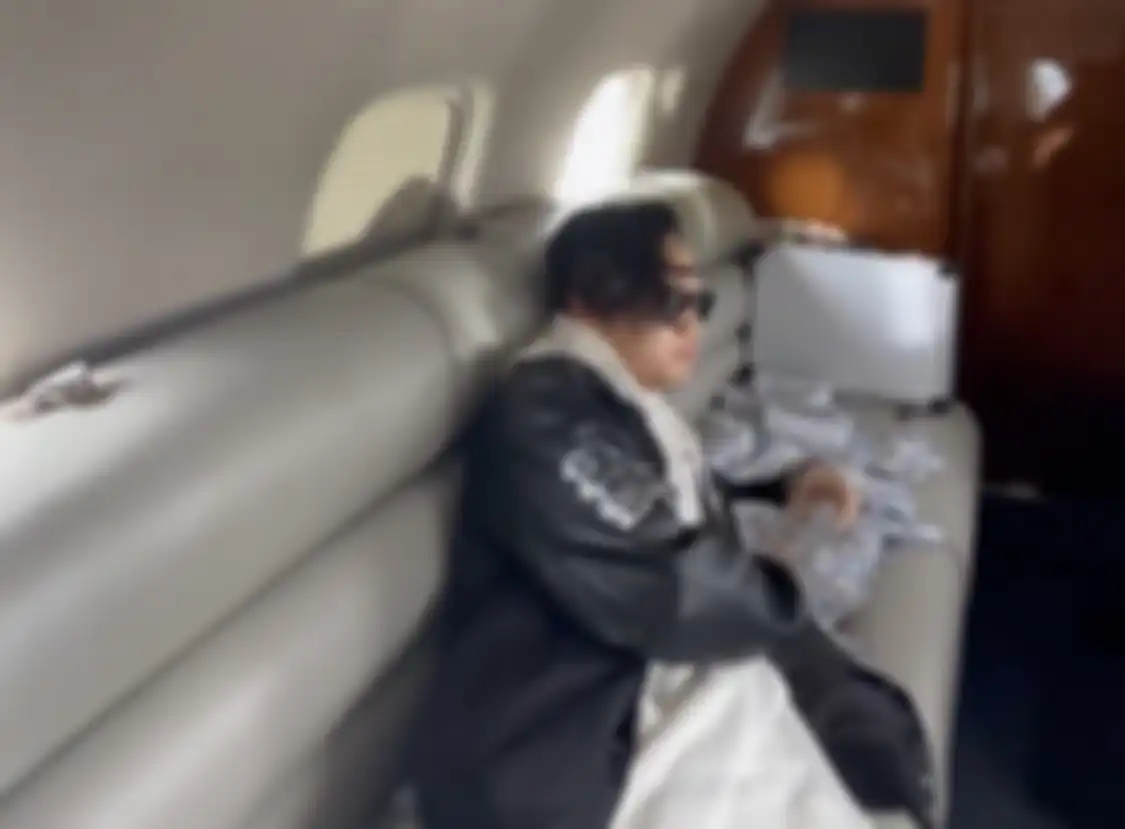 Foto Indra Kenz pamer tumpukan uang dolar di dalam pesawat jet pribadi terlanjur dicibir. Polisi enggan buru-buru sita aset Crazy Rich Medan. 