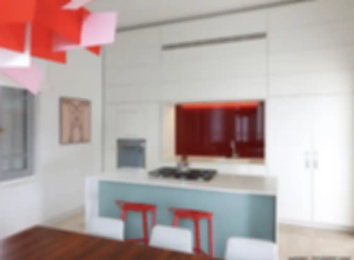 Dapur kecil yang dipasangi elemen dekorasi ini tampil mencuri perhatoan. Foto aplikasinya sampai bikin pemilik rumah mungil terkejut.
