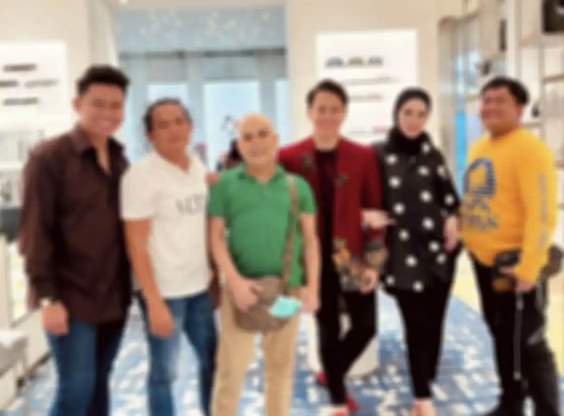 Eks pengacara Bharada E Deolipa Yumara menyuruh biduan dangdut ini kembali ke Kristen. Foto chatnya sampai disebarkan. 
