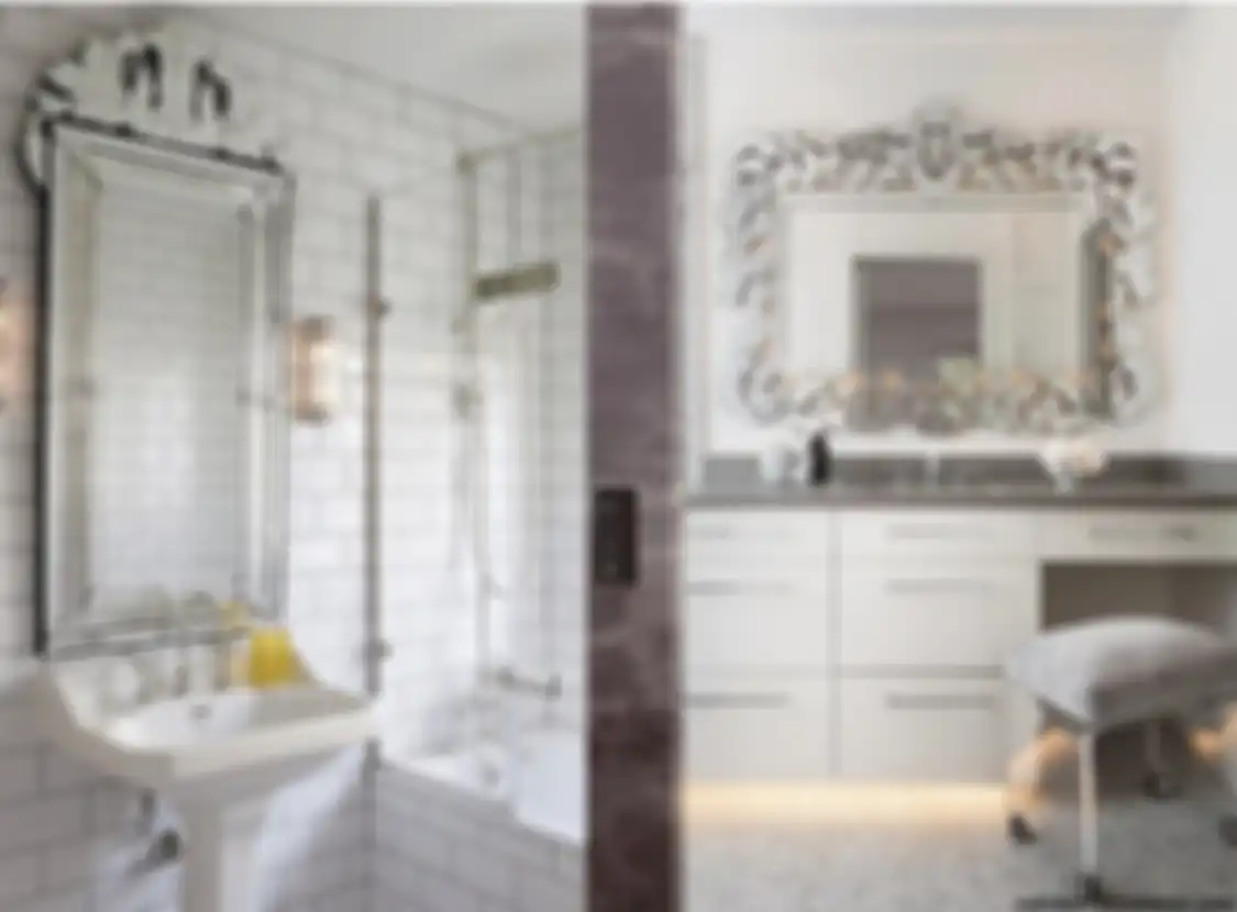 Foto interior kamar mandi mungil yang kian cantik menawan berkat cermin model begini. simak ulasannya.