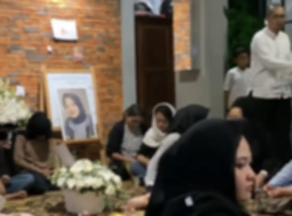 Dua tahun setelah kepergian ibunda, Nirina Zubir kembali dirundung duka. istri Ernest Cokelat tersandung kasus ini hingga masuk kantor polisi.