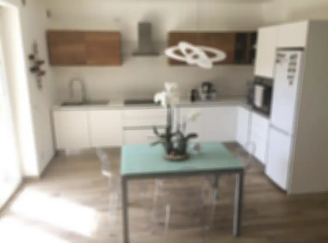 Memberaihkan lantai dapur mungil dapat menggunakan komposisi cairan pembersih alami. 
