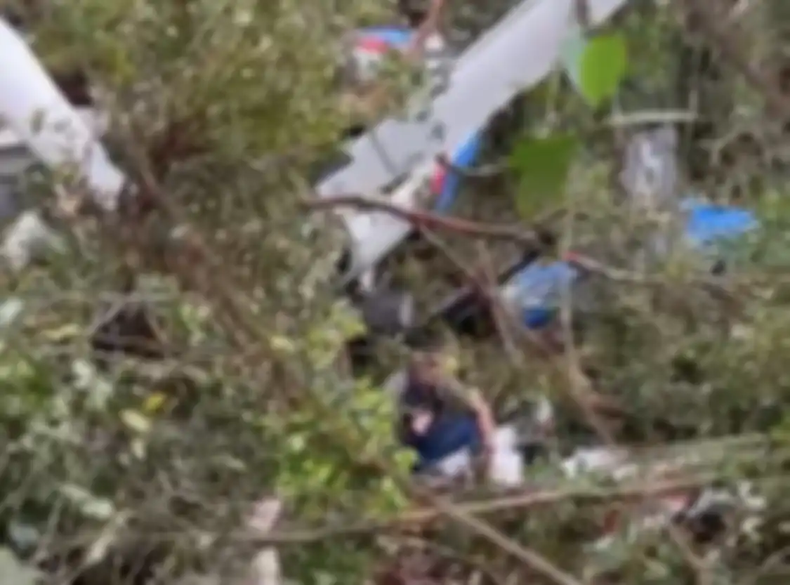 Penampakan bangkai helikopter yang ditumpangi Kapolda Jambi. Heli mendarat darurat di hutan Kerinci yang terjal.