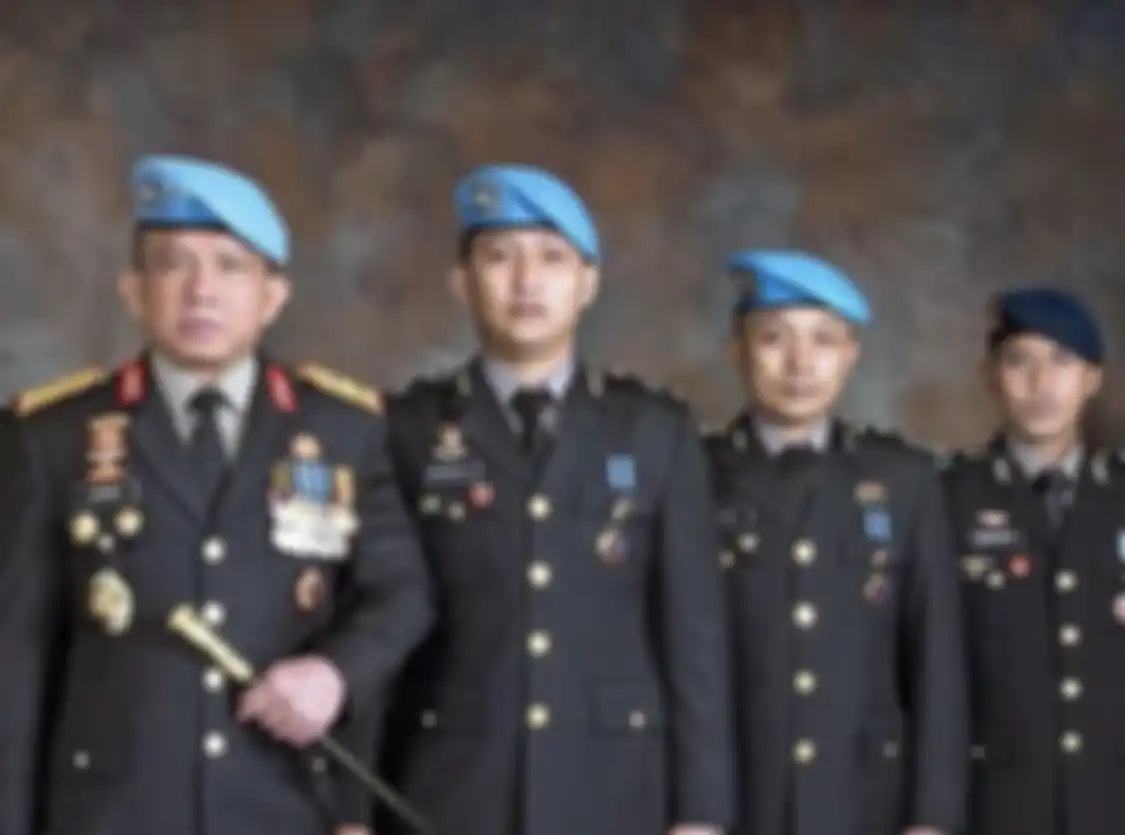 Ajudan Irjen Ferdy Sambo yang pangkatnya lebih tinggi dari Brigadir J ngumpet di balik kulkas saat Bharada E balas tembakan. 