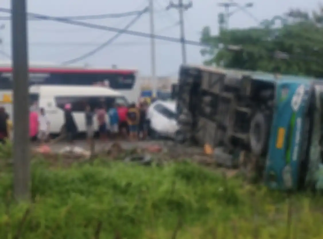 Foto mobil sejuta umat ditindih bus oleng sampai gepeng masih menyimpan hikmah. Syukurlah sopir keluar dalam kondisi begini.