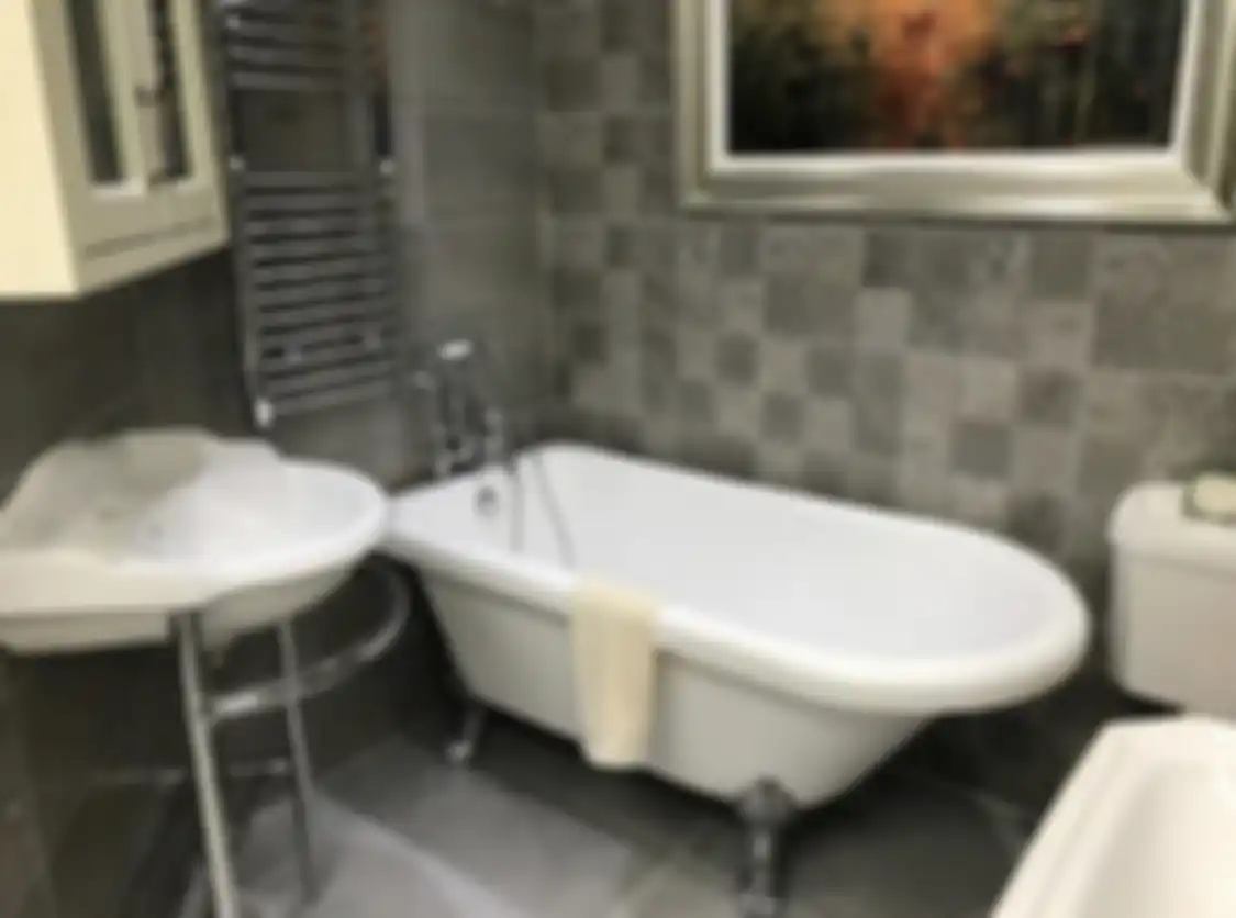 Begini jadinya apabila 9 trik ini masuk desain kamar mandi di rumah mungil. Foto hasilnya sampai dicibir.