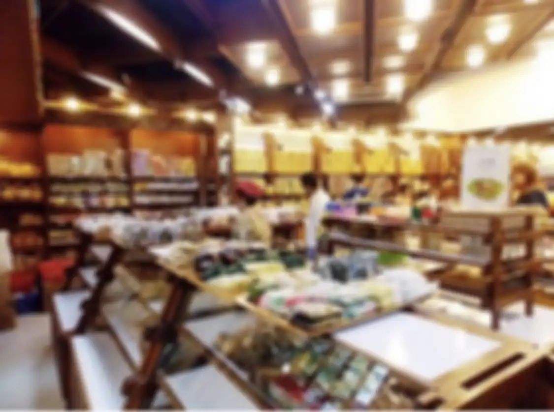 Inilah 8 tempat wisata belanja di Solo yang wajib dikunjungi untuk membeli oleh-oleh murah. Intip yuk foto lokasinya.