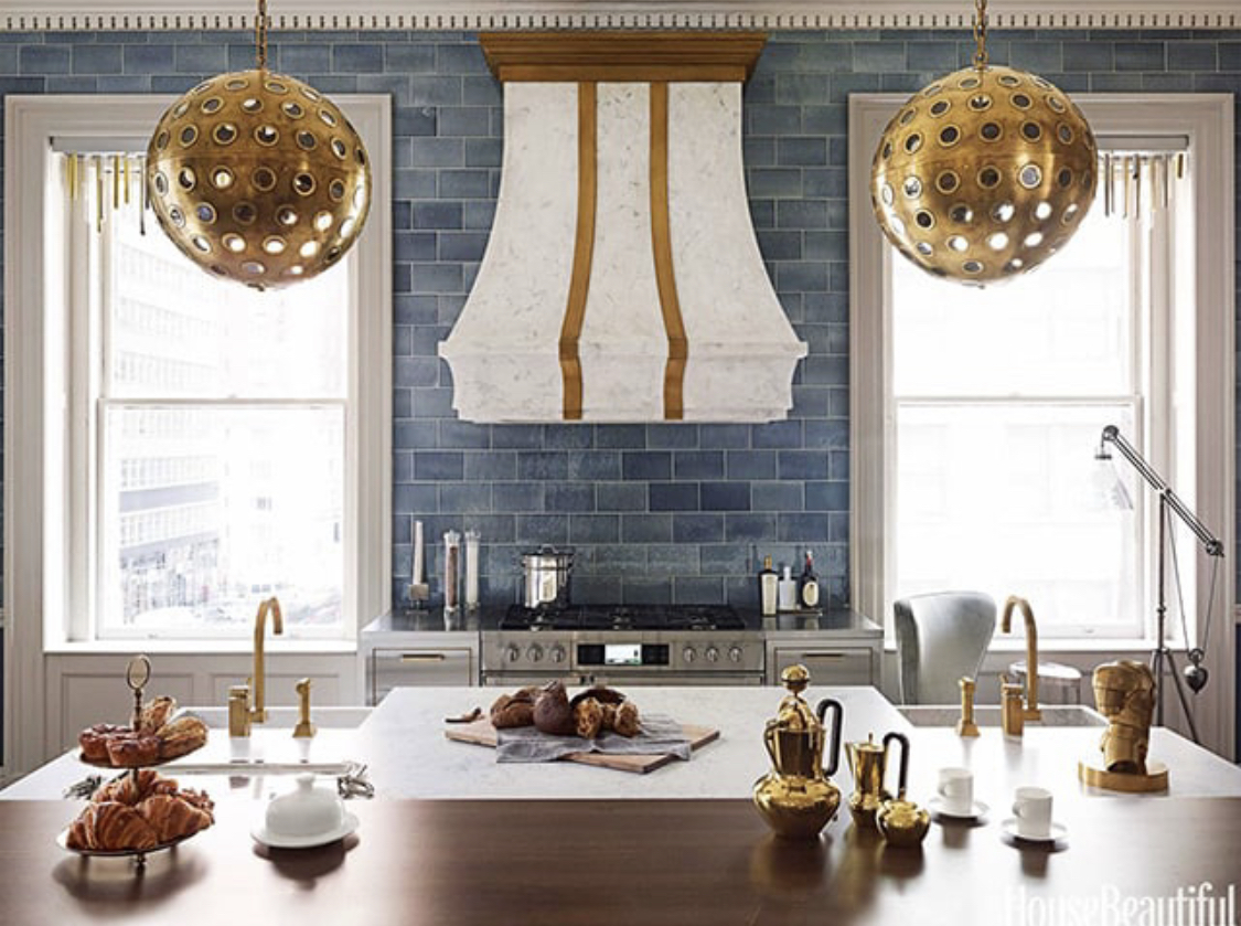 Agar foto dapur kecil terlihat semakin segar, backsplash diberi sentuhan kreatif seperti begini. Tertarik mencoba?