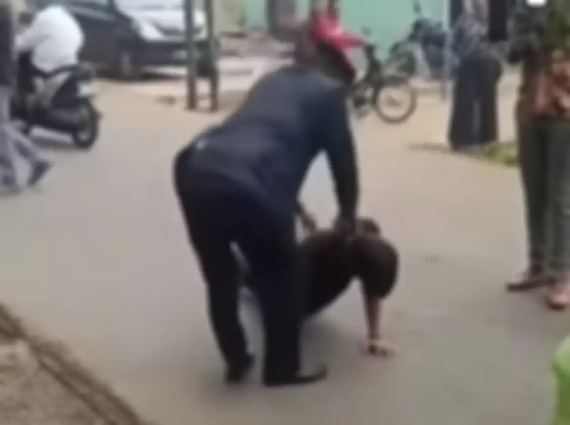 Berikut ini rangkuman fakta Wakil Ketua DPRD Depok yang menginjak sopir truk. Nasibnya berujung begini. 