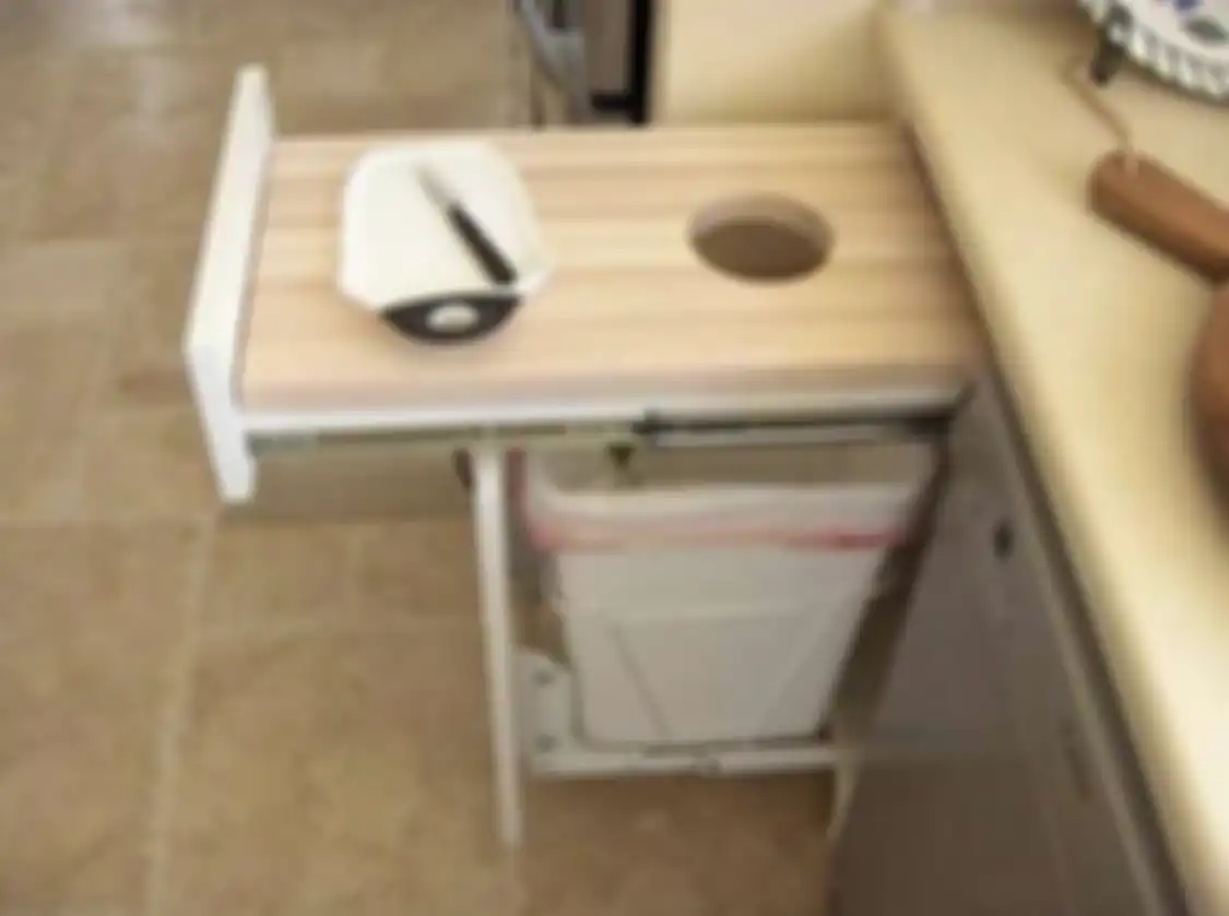 Desain dapur mungil sengaja mengadopsi gaya begini hingga foto hasilnya dicontek. Cocok buat interior rumah minimalis.
