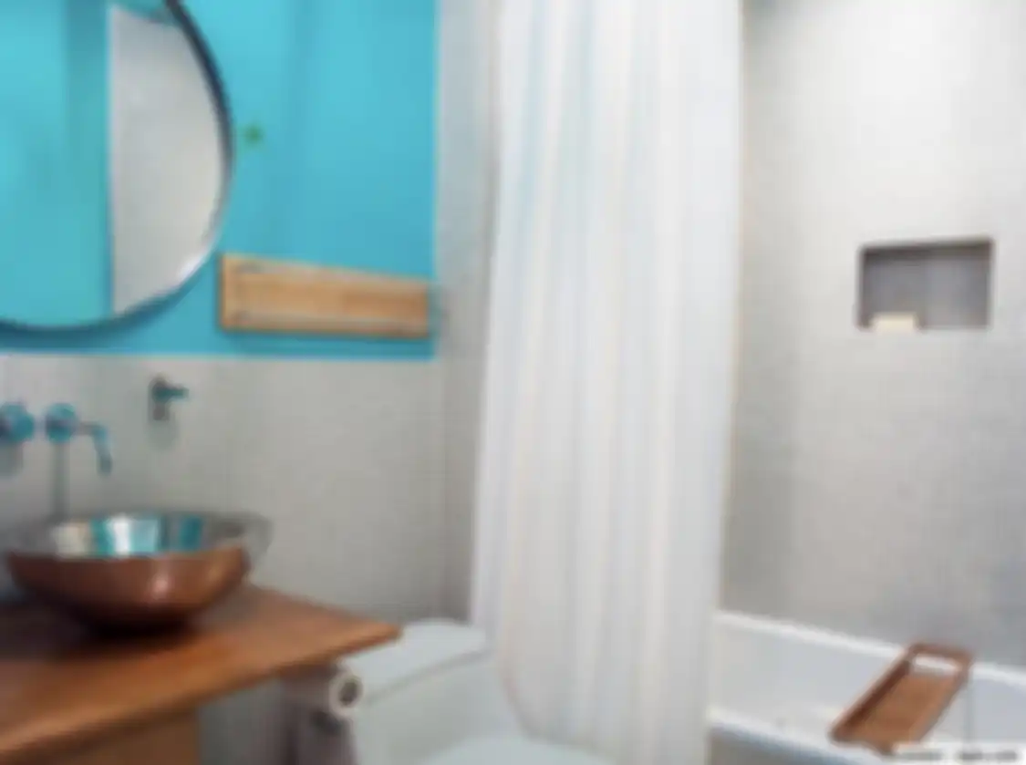 Dengan berani meniru dekorasi warna mencolok, pemilik rumah minimalis dapat foto interior kamar mandi mungil seperti begini.