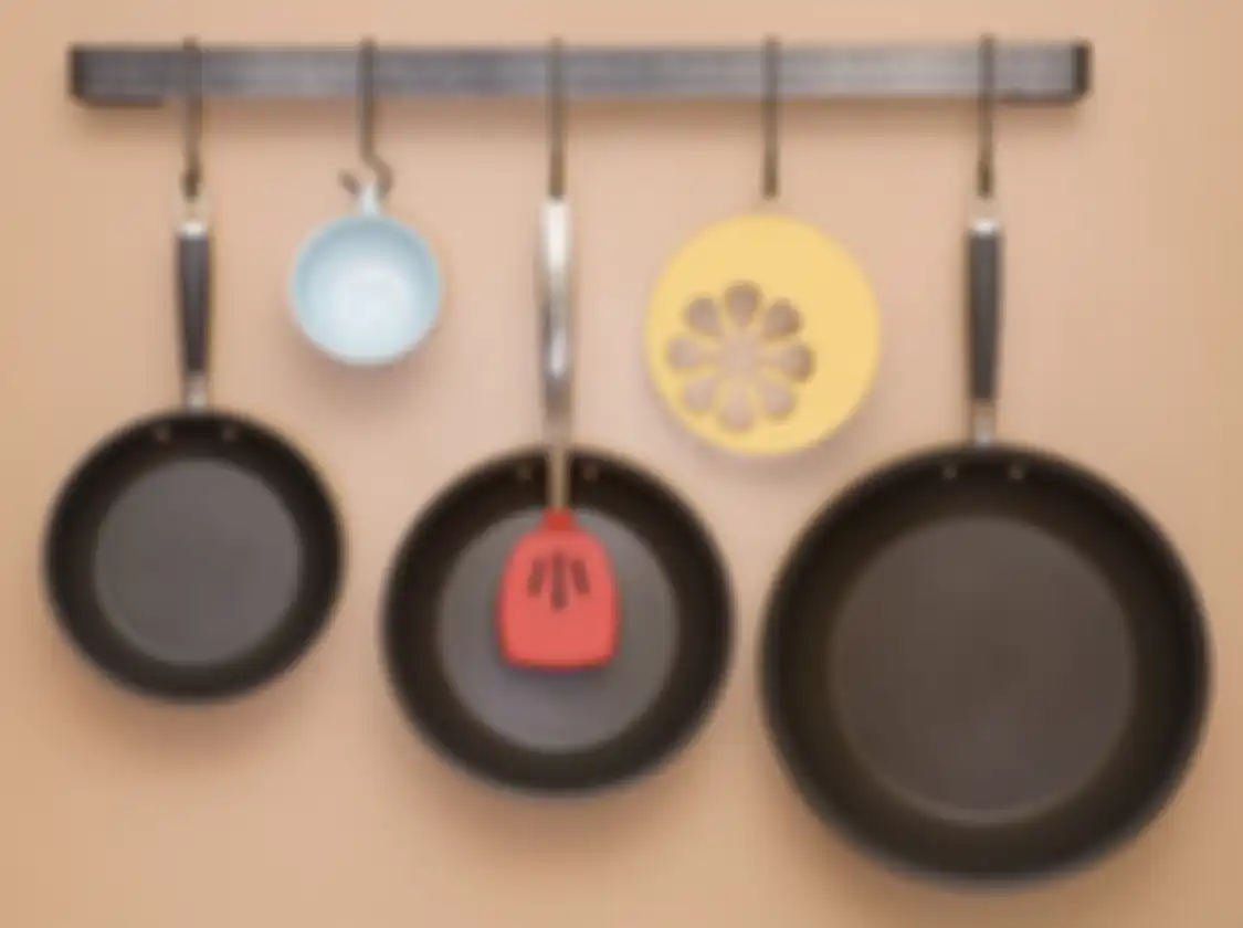 Begini 12 trik khusus agar foto desain dapur kecil terlhat lapang. Pemilik rumah tak perlu bantuan profesional kok.