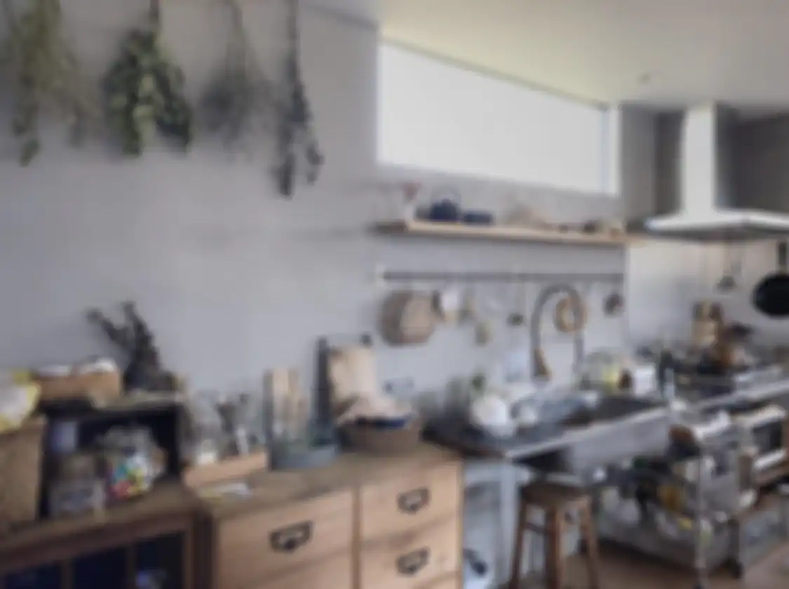 Rak terbuka dalam desain dapur yang mengadopsi gaya Jepang.