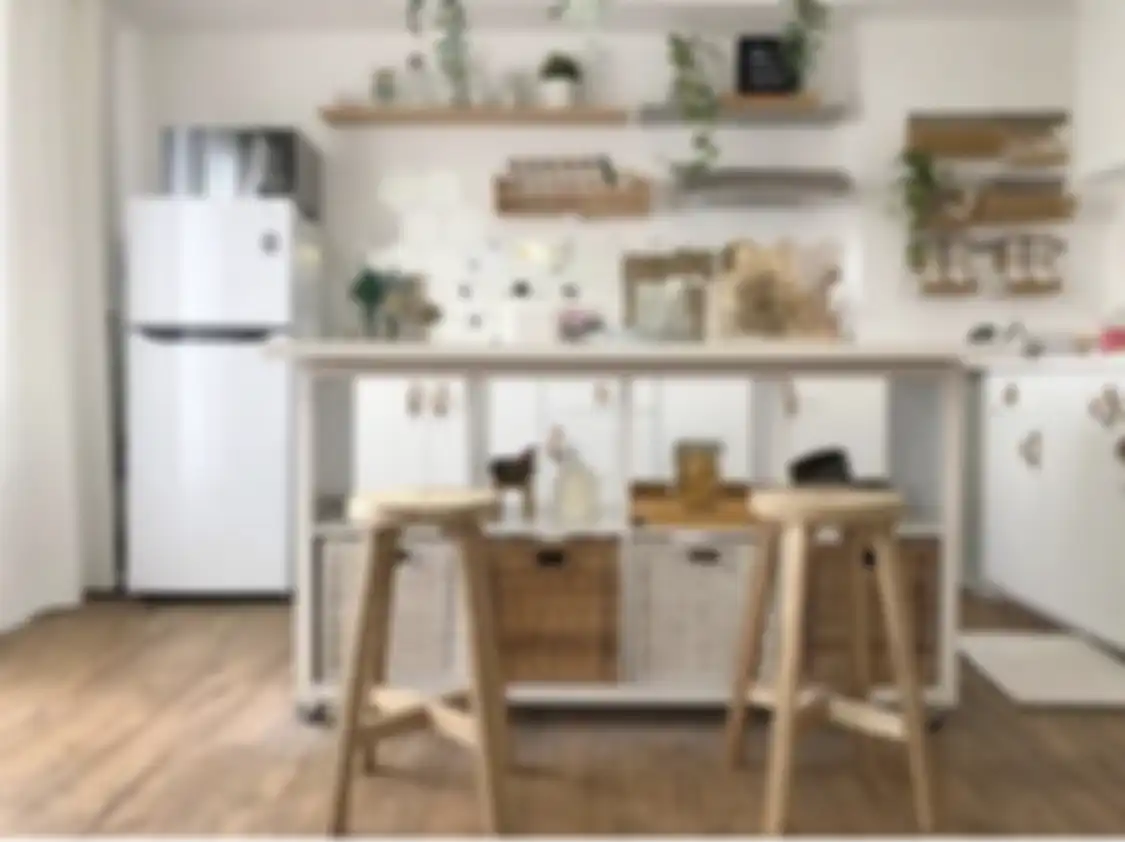 Desain dapur apartemen kecil ini bukan sekadar mengubah tampilan area masak jadi kian estetik. Intip 6 foto inspirasinya yuk.