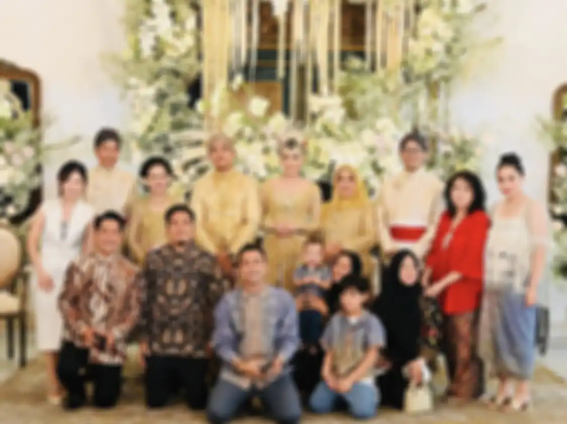 Inilah sosok penjual angkringan yang diundang pernikahan Kaesang Pangarep dan Erina Gudono. Foto wajahnya tersebar luas. 