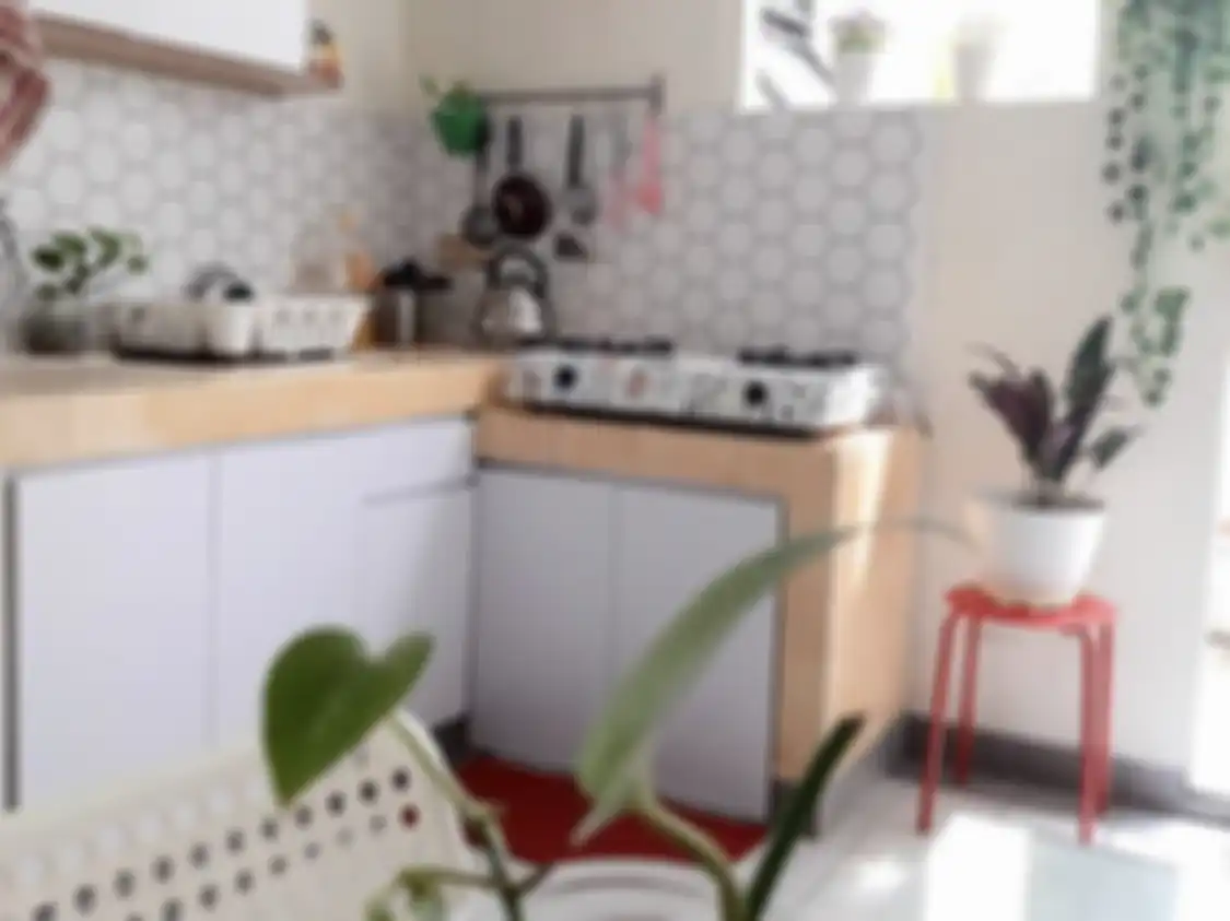 Desain dapur sempit aesthetic ini bikin istri tambah kreatif mengolah masakan. Biarpun kecil tapi fungsional. Intip 7 foto hasilnya.
