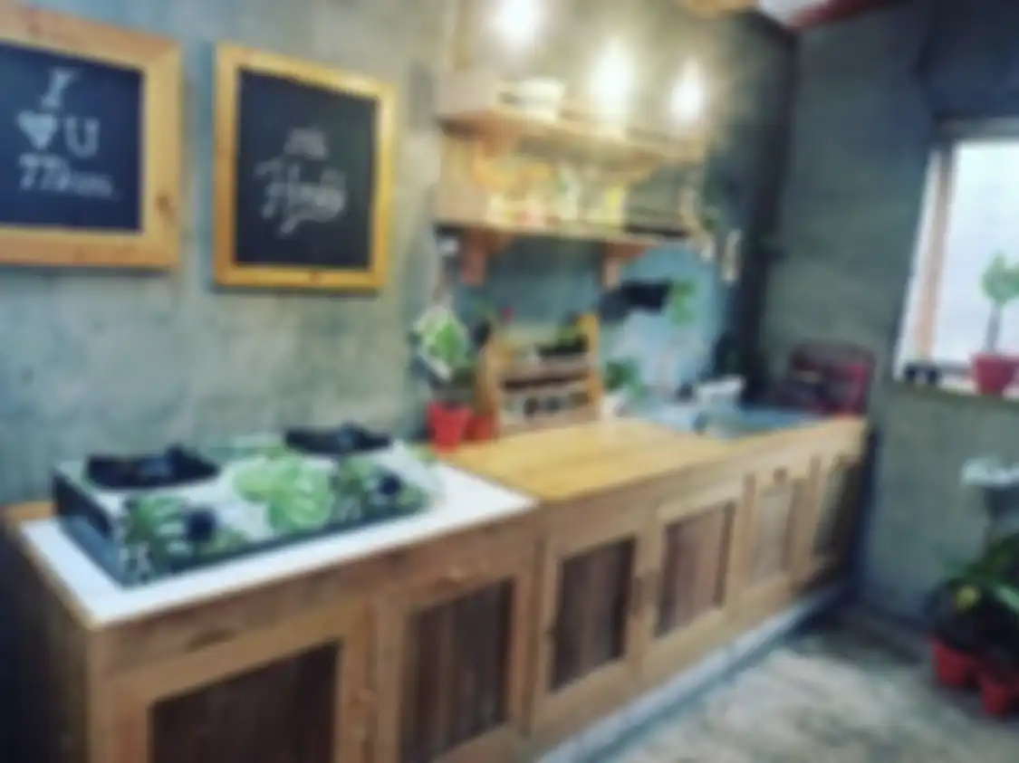 Desain lemari dapur kayu sengaja dirancang memakai trik ini agar area memasak makin terasa hangat. 7 foto aplikasinya dikulik.
