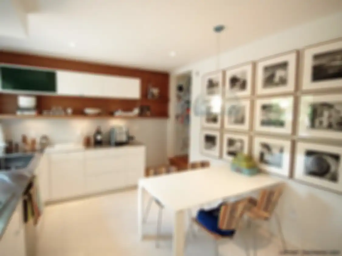 Dapur kecil yang dipasangi elemen dekorasi ini tampil mencuri perhatoan. Foto aplikasinya sampai bikin pemilik rumah mungil terkejut.