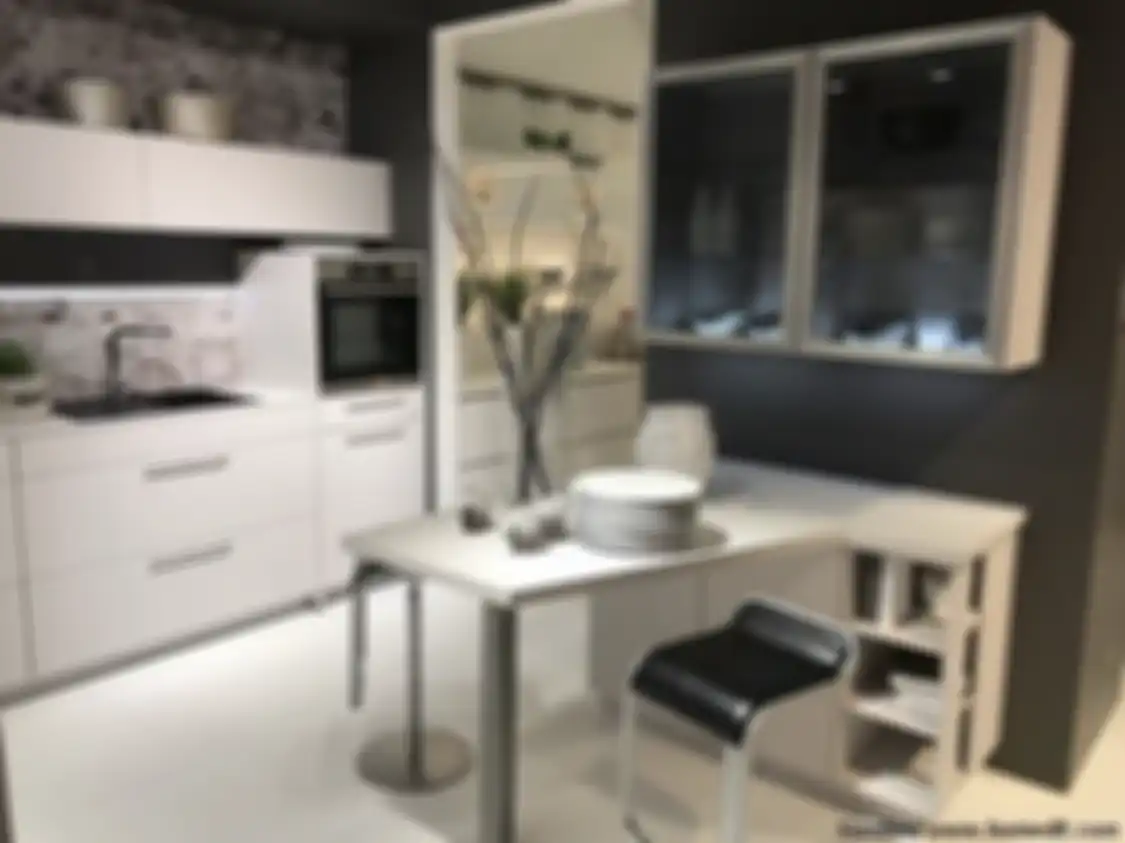 Desain kabinet dapur yang menebarkan kesan mewah dirancang dengan model spesial. Foto hasilnya sampai dibahas pemilik rumah.