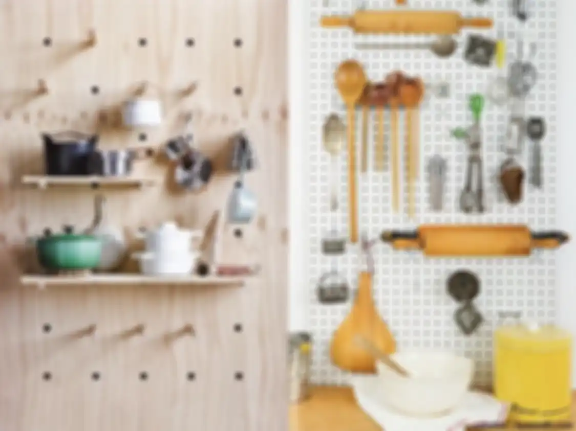 Desain tempat penyimpanan dapur dirancang dengan gaya modern. Foto hasilnya menjadi sorotan. Perabotan dapur sengaja ditata.