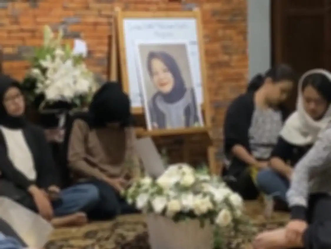 Dua tahun setelah kepergian ibunda, Nirina Zubir kembali dirundung duka. istri Ernest Cokelat tersandung kasus ini hingga masuk kantor polisi.