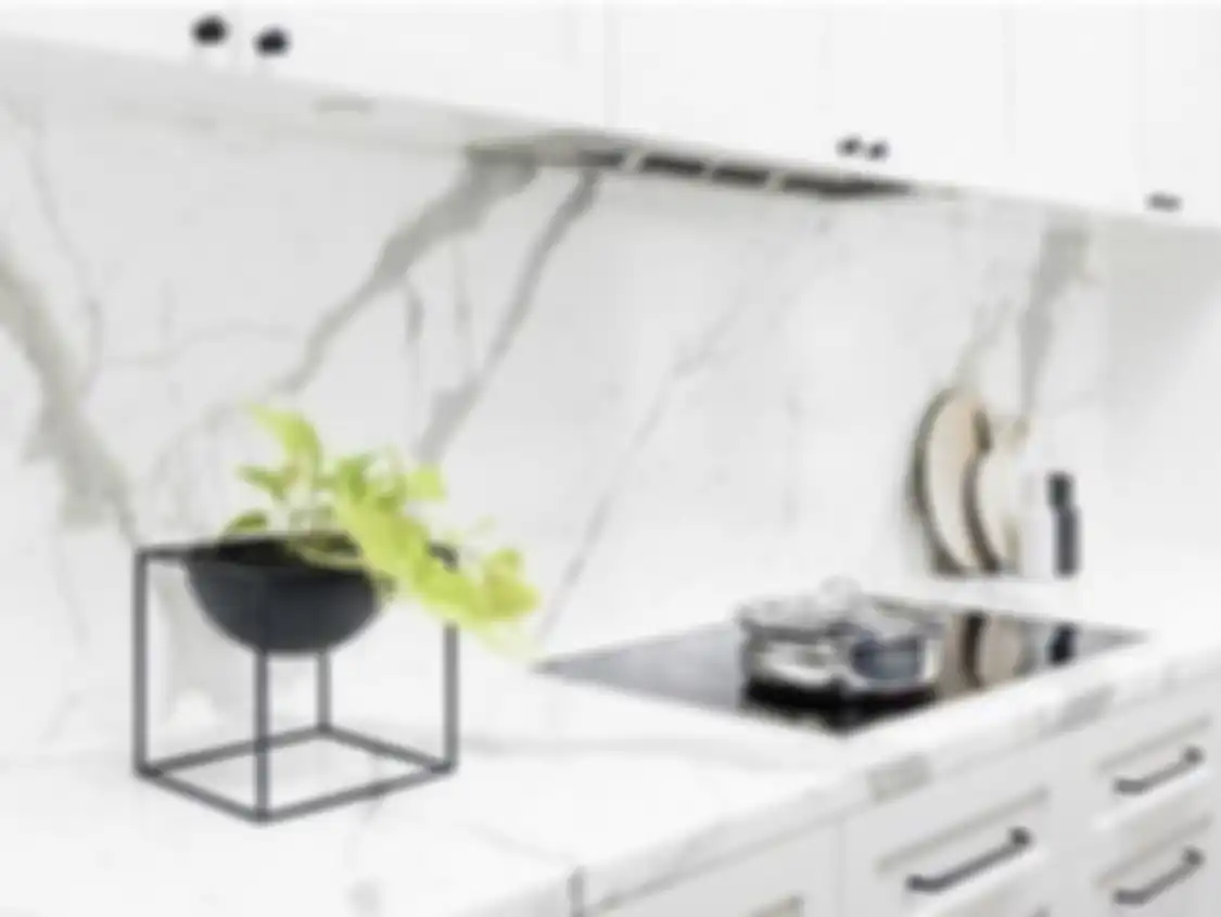 Agar foto dapur kecil terlihat semakin segar, backsplash diberi sentuhan kreatif seperti begini. Tertarik mencoba?