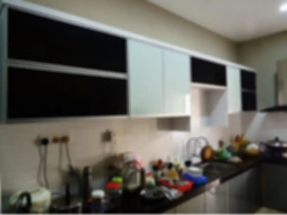 Lemari dapur dipilih dengan kriteria ini agar area memasak menjadi lebih lega. Intip yuk10  foto referensinya. 