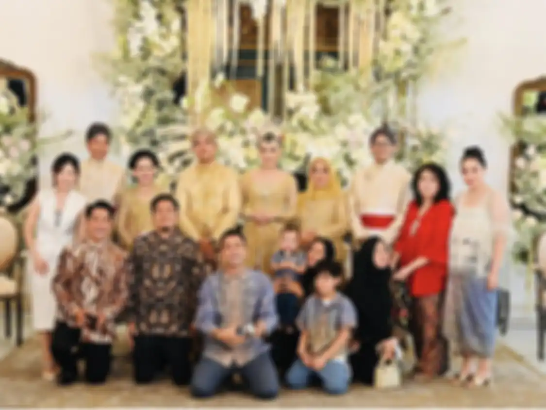Inilah sosok penjual angkringan yang diundang pernikahan Kaesang Pangarep dan Erina Gudono. Foto wajahnya tersebar luas. 