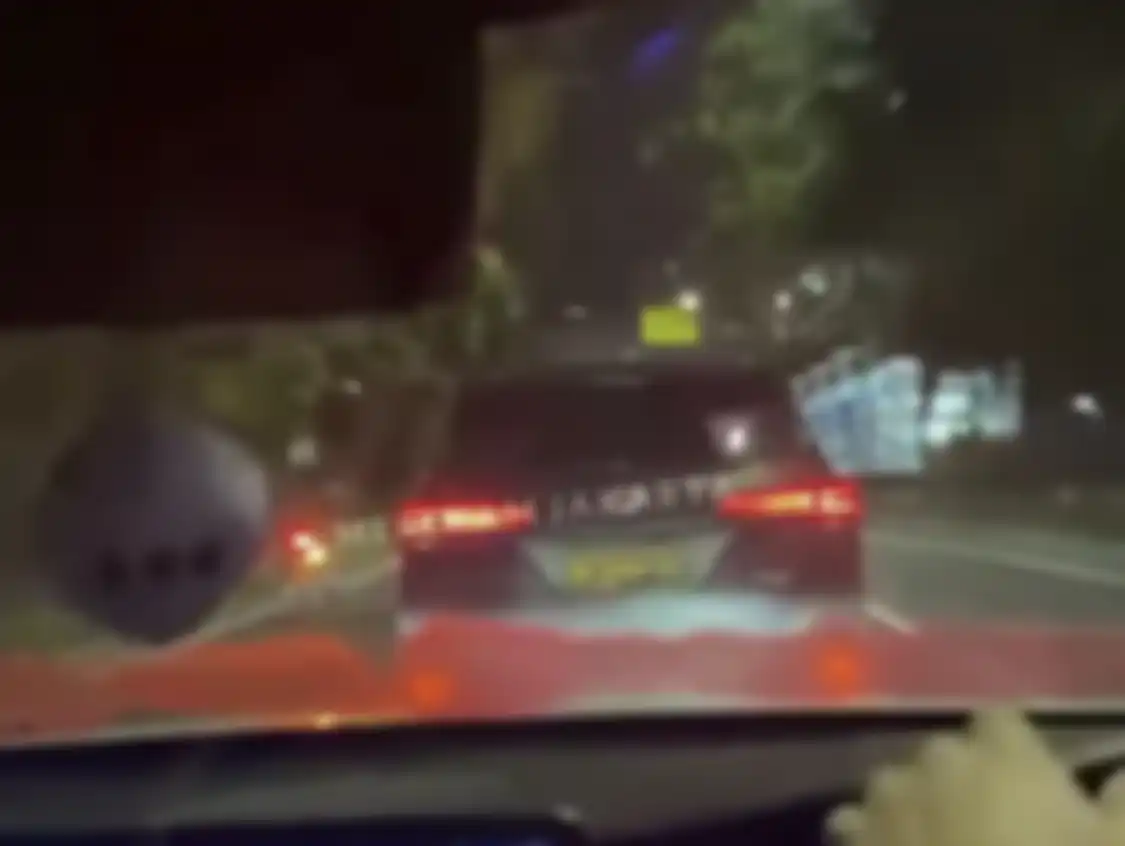 Dalam foto yang viral di media sosial, mobil Fortuner yang melawan arus sebelum menabrak itu memakai pelat dinas polisi bernomor 3488-07. 