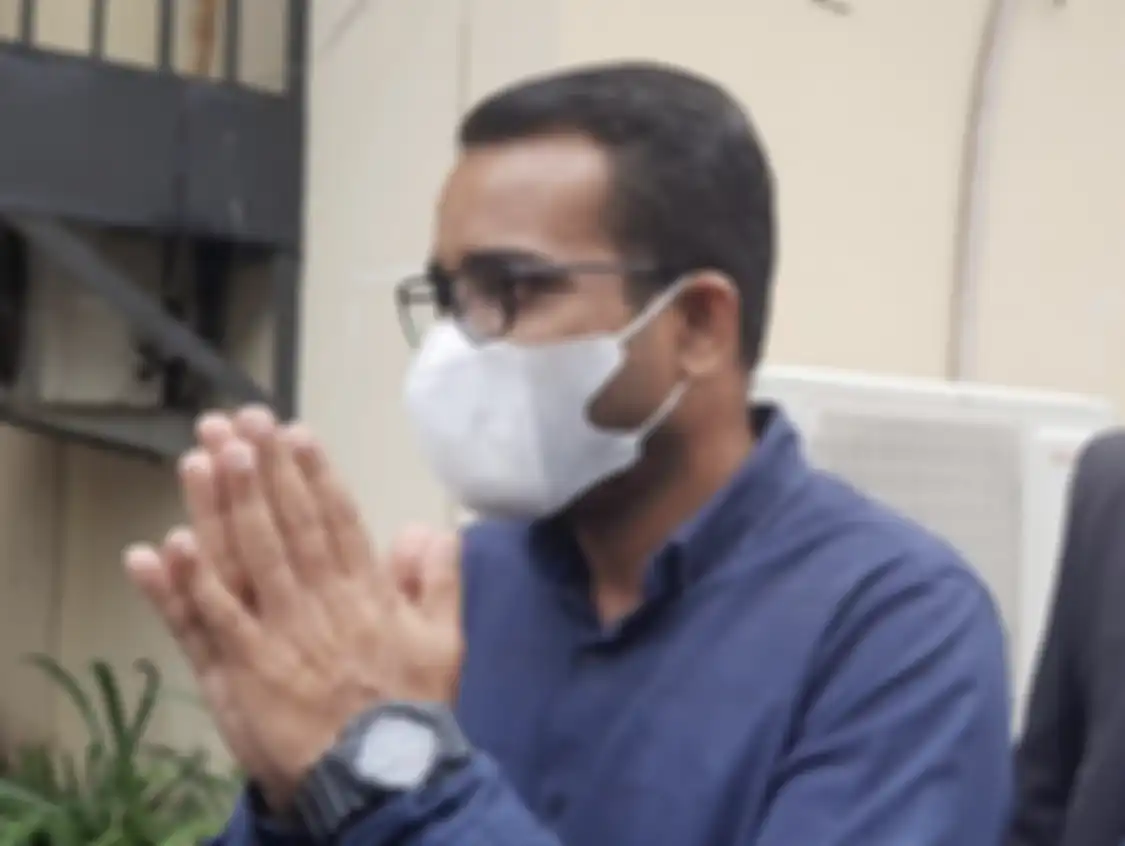Istri dosen Unsri Reza Ghasarma menyesalkan foto keluarga mereka beredar di media sosial. Dia mengaku kecewa karena suaminya dihujat.