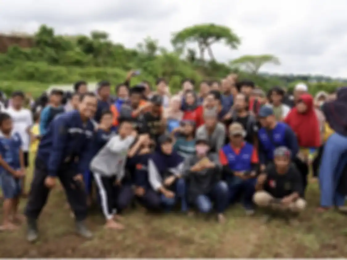 Senyum Lesti Kejora merekah di lokasi gempa Cianjur saat ditemani sahabat Raffi Ahmad. Foto Rizky Billar disorot.